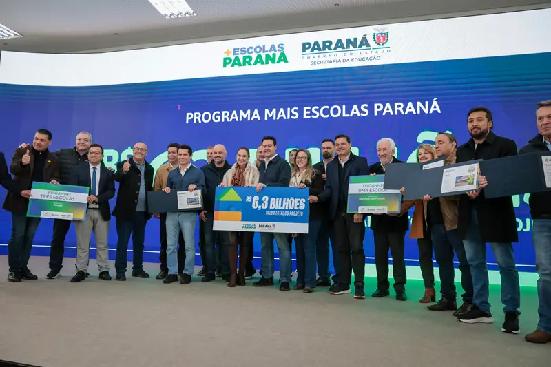 Governador Ratinho Júnior e outros representantes no evento de apresentação do programa mais escolas Paraná