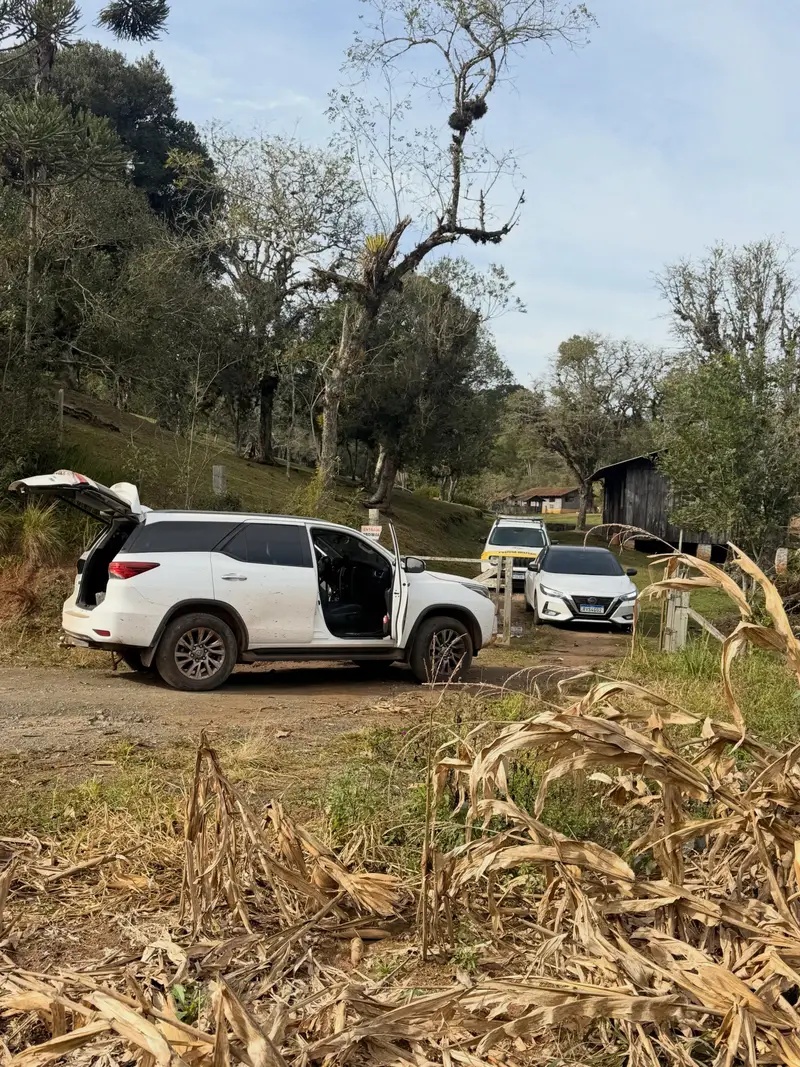 Veículo Toyota abandonado com drogas